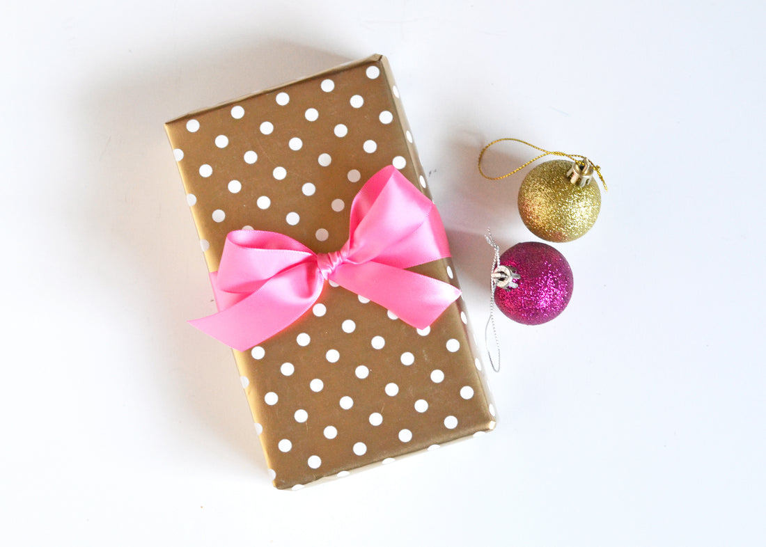 A trick to wrap gifts without tape showing