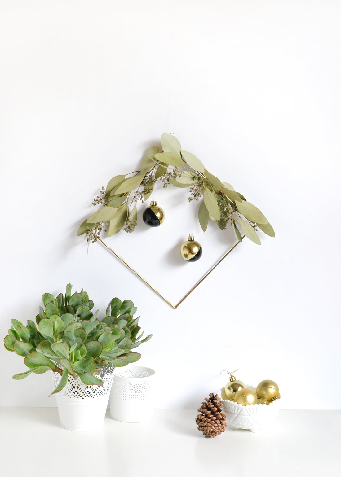 DIY minimal holiday wreath for Curbly
